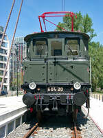 Frontansicht der vor der DB-Zentrale in Frankfurt/Main auf einem kurzen Schienenstück als Denkmallok aufgestellten E 04 020 (Aufnahmedatum: 04.05.2003).