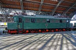 Im vollen Querformat: Die DR-Museumslok E 04 01 am 21.03.2019 auf dem Museumsgleis im Hbf.