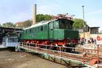 E 04 01 (DR 204) wird auf der Drehscheibe des DB Museums Halle (Saale) anlässlich des jährlichen Sommerfests präsentiert. [26.8.2017 - 15:02 Uhr]