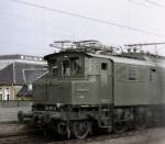 Rheine 1973. Die Altbau-Ellok 104(E04)hatte einen Schnellzug von
Frankfurt/Main nach Norddeich zu befrdern. Den Rest der Strecke,
bernahm sine Dampflok der BR 01, mangels Oberleitung!