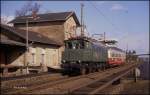 Zwei Raritäten bildeten diesen Zug am 9.3.1990. Oldie E 0420 brachte als Überführungsfahrt den Rheingold TEE Buckel Speisewagen von Osnabrück nach Münster hier bei der Durchfahrt um 14.58 Uhr in Hasbergen.