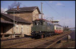 Das gab es nur ein Mal!  E 0420 überführt den Buckespeisewagen des Rheingold von Osnabrück nach Münster und kommt hier am 9.3.1990 um 14.38 Uhr durch den Bahnhof Hasbergen.