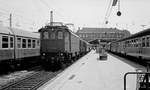 N 4509 nach Salzburg mit 116 019 in Mnchen Holzkirchener Flgelbahnhof im Juli 1976.