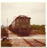 E 116 überquert mit ihrem Eilzug bei Rosenheim einen Bahnübergang. Das Foto stammt von meinem Vater Franz Bauch und entstand am 29.05.1974. 
