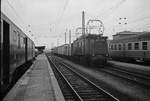 Im Mai 1978 stand das Ende der letzten Exemplare der Baureihe 117 kurz bevor. 117 113 verlsst Augsburg Hbf mit Nahverkehrszug nach Mehring.