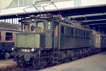 Die damals beim Bw Augsburg stationierte 117 013-3 vor einem Nahverkehrszug im Münchener Hauptbahnhof im Oktober 1973