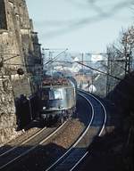 118 036 mit Eilzug im markanten Einschnitt zwischen Treuchtlingen und Mhren am 5.8.1981.
