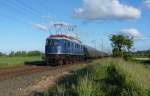Die E18 047 schob hinten den Dampfsonderzug auf dem Rckweg von Emden gen Sden, hier bei Veenhusen.