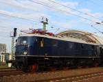 E18 047 mit einem Sonderzug bei der Ausfahrt im Hbf Dresden am 24.08.13