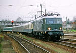 04.Dezember 1994, DB E18 08 fährt mit dem Interregio München-Salzburg im Bahnhof Freilassing ein. Dieser Zug wurde einige Monate jeden zweiten Sonntag zur Vermeidung von Standschäden regulär mit dieser Lok bespannt. Das  Leckerli  entfiel mit dem Einsatz von Wendezügen. Die E 18 08 befindet sich im Eigentum des Verkehrsmuseums Nürnberg und ist im Bahnpark Augsburg hinterstellt.