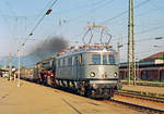 07.Juli 1991, Bahnhof Freilassing, der  Tauernexpress , eine Sonderfahrt, wurde mit Lok 41 018 angekündigt. Der Vorspann durch E18 08 enttäuschte die wartenden Fotografen, ist mittlerweile aber auch eine Rarität geworden. Die Lok befindet sich im Eigentum des Verkehrsmuseums Nürnberg und ist im Bahnpark Augsburg hinterstellt.