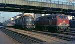 118 053 neben 218 009 mit Gterzug in Richtung Schwandorf, Regensburg Hbf, 22.8.1980.