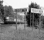 Fotografisch noch reizvoller war die Schilderkombination, die in Treuchtlingen zwischen der Altmhltalstrecke und der Strecke nach Donauwrth - Augsburg stand, besonders wenn sie sich mit einer  Altlampen E 18  (118 016) verewigen lies. Leider habe ich damals die moderne 120 001 nicht auch mit diesen Schildern fotografiert.