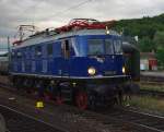 Zurck in Eisenach, das waren die 15. Meininger Dampfloktage und auch fr den letzten Sonderzug heit es, die Heimfahrt anzutreten. Dazu setzt E18 047 gerade um. Aufgenommen am 05.09.2009.