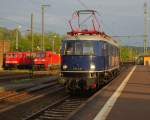 Auch die E18 047 verabschiedet sich nach einem langen arbeitsreichen Tag, in der doch nochmal vorbei schauenden Abendsonne, aus Bebra. Aufgenommen am 01.05.2010.