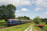 E 18 047 zieht einen Sonderzug der Frnkischen Museums Eisenbahn (FME) nahe Polling nach Garmisch-Partenkirchen (Aufnahmedatum: 12.06.2011)