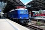 E 18 047 mit einem Sonderzug des Traditionszug Berlin e.V. am 03.07.2010 in Halle/Saale Hbf kurz vor einer Rundfahrt ber Leipzig, Grokorbetha, Merseburg.