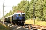 E 18 047 auf dem Wege mit einem Sonderzug zu den Strtebecker Festspielen.Gesehen am 27.07.2013 am B 66.3 kurz vor Brandenburg an der Havel.