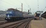 118 003-3 fährt mit einem Nahverkehrszug Anfang April 1979 in Würzburg Hbf.