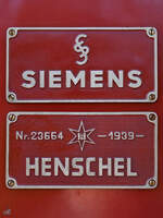 Herstellerschilder auf der 1939 gebauten Elektrolokomotive E19 12. (DB-Museum Koblenz, September 2021)