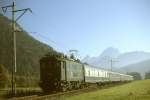 144 505 vor Personenzug nach Freilassing bei Hallthurn. Oktober 1979