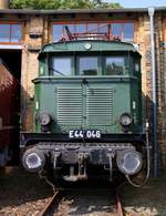 E44 046 (DR 244) steht vor dem Lokschuppen des DB Museums Halle (Saale) anlässlich des jährlichen Sommerfests.