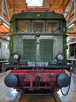 Die Elektrolokomotive 244 051-9 wurde 1939 bei Krauss Maffei hergestellt.