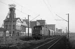 144 032 mit Nahverkehrszug Osterburken - Bietigheim-Bissingen vor der Kulisse der Saline im Bad Briedrichshall-Kochendorf (20.5.1981).