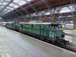 DR E 44 046 vor zwei anderen Museumsfahrzeugen am 28.02.2016 im Hbf. Leipzig.