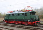 DB Museum E44 044 am 10.04.2026 in Weimar. Sie kam als Tfzf 93303 aus Dessau und diente als Vorspannlok am MDV-Dampfsonderzug von Meiningen zum Dampflokfest nach Dresden.