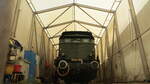 Auf diesem Foto ist die DR BR E44 mit der Nummer E44 002 im DB Museum Koblenz zu sehen. Es ist nat�rlich ein besonderes Erlebnis, solche Fotos machen zu k�nnen, vor allem in diesen provisorischen Werkst�tten, die sich mitten im Depot befanden. Das Foto wurde offensichtlich nicht im Zelt aufgenommen, da es sich um eine aktive Werkstatt handelt, die f�r Besucher nicht zug�nglich ist, sondern durch eine kleine �ffnung im Zeltplanen. Das zeigt, dass das DB Museum in Koblenz kein statisches Depot ist, sondern eine aktive Werkstatt, in der die Mitarbeiter st�ndig daran arbeiten, diese gro�artigen Maschinen betriebsbereit zu halten.

Aufgenommen am 15.08.2026