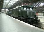 E44 046 am Museumsbahnsteig in Leipzig Hbf am 11.Juli 2009.