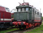 Die Elektrolokomotive 244 146-7 der DR im Eisenbahnmuseum Weimar (August 2018)