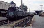 144 080 mit Nahverkehrszug aus  Stdtewagen  (hinter der Lok ein Wendezug-Steuerwagen) steht neben einem neuen 420 in Ludwigsburg (Mai 1978). Bis zur Aufnahme des S-Bahn-Betriebs wuren die ersten 420 auch teilweise in den Plnen der Altbautriebwagen eingesetzt (Personalschulung ?)  