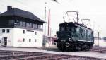   Abschied von der Frankenwaldbahn  144_039  mit Girlanden beim letzten Planeinsatz auf der Kbs 840 Lichtenfels- Ludwigsstadt im  Frhjahr 1983 im Bhf Lichtenfels vorm Stellwerk 5 . 