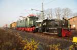 D&D hat mit ihrer K die E44 044 sowie die V60 mit Reisezugwagen vom Abstellgleis in Hagenow Land auf das Hauptgleis geschoben.