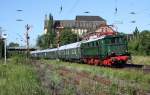 E44 044 durchfhrt mit dem Sonderzug  PIKO-Express  des Eisenbahnmuseums Leipzig am Morgen des 20.06.2009 die Signalgruppe in Leipzig-Leutzsch.