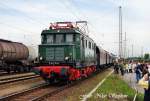 E44 044 fhrt soeben mit einem Sonderzug nach Wunsdorf aus dem Rbf. Seelze (08.05.09)