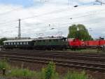 E44 002 mit einen Historischen Wagen am 14.06.14 in Koblenz Lützel von einen Öffentlichen Fotopunkt aus Fotografiert