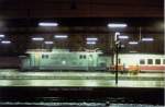 Es ist der 10.10.1981, Mnchen Hauptbahnhof. 144 188, die modernisierte mit neuen Fenstern, hat Dienst bei der Bereitstellung von Leerreisezgen. Das Foto gelang aus dem Fenster des Zuges der mich nach Hof brachte. Ging heute auch nicht mehr, es lassen sich ja keine Fenster mehr ffnen...
Abdruckerlaubnis ggf. bei mir.