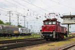 Am 30.05.2026 war die Parade beim Jubil�umsfest im DB Museum Koblenz. E60 10 nahm teil, rollt am Publikum vorbei und trifft dabei auf 37033 mit einem G�terzug.