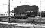 Hbf Stuttgart__Alt vor neu: 163 008-6 beim Rangieren vor dem Zentral-Stellwerk, das ca. 1 Jahr später in Betrieb ging und die bis dahin aktiven 12 Stellwerke ablöste.__14-06-1976