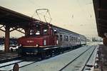 169 003-1 im Bahnhof Murnau vor einem Nahverkehrszug nach Oberammergau (Dezember 1978)