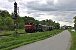 Der Bayerische Localbahn Verein ist mit E69 005 und einem Sonderzug unterwegs zurück von Prien am Chiemsee nach München Ost und verlässt hier gerade bei schwierigen Lichtverhältnissen den Bahnhof Bruckmühl. (18.05.2023)