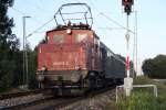 169 005-6 auf der Rckfahrt von der Railroad Classic in Augsburg am 26. Juli 2009. Vorne dran die Dampflock 70 083. Aufnahmeort: Mnchen, Eichenauer Str.