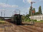 Die E 77 010 am 09.07.2011 mit einem Fotogterzug in Kthen.