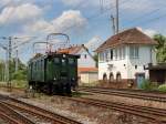 Die E 77 010 am 09.07.2011 bei einer Rangierfahrt in Angersdorf.