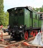 E 77 10 wird auf der Drehscheibe des DB Museums Halle (Saale) anlässlich des jährlichen Sommerfests präsentiert.