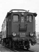 Die Elektrolokomotive E 77 10 Anfang April 2017 in Dresden-Altstadt.