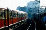 Bild 2/6: Traditionszug Berliner S-Bahn und Sonderzug mit E 77 10 auf der Berliner Stadtbahn auf Parallelfahrt bei der Einfahrt in den Bahnhof Berlin Zoologischer Garten im August 1999